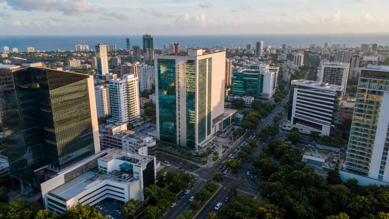 Vista aérea de un distrito de negocios con avenidas anchas y torres de oficinas